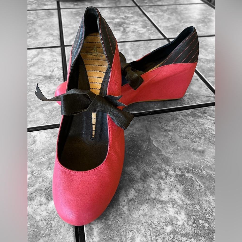 RARE FIND! Leather J Shoes round toe, platform. Vintage. Pink, black. Sz 10